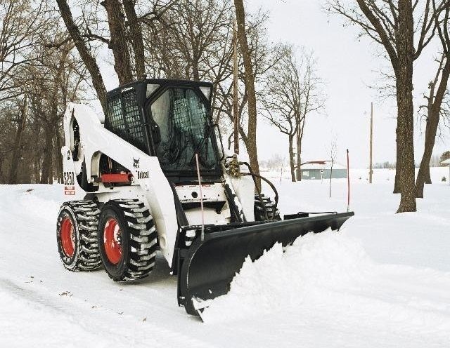 Уборка снега спецтехникой: особенности и преимущества аренды снегоуборочных машин