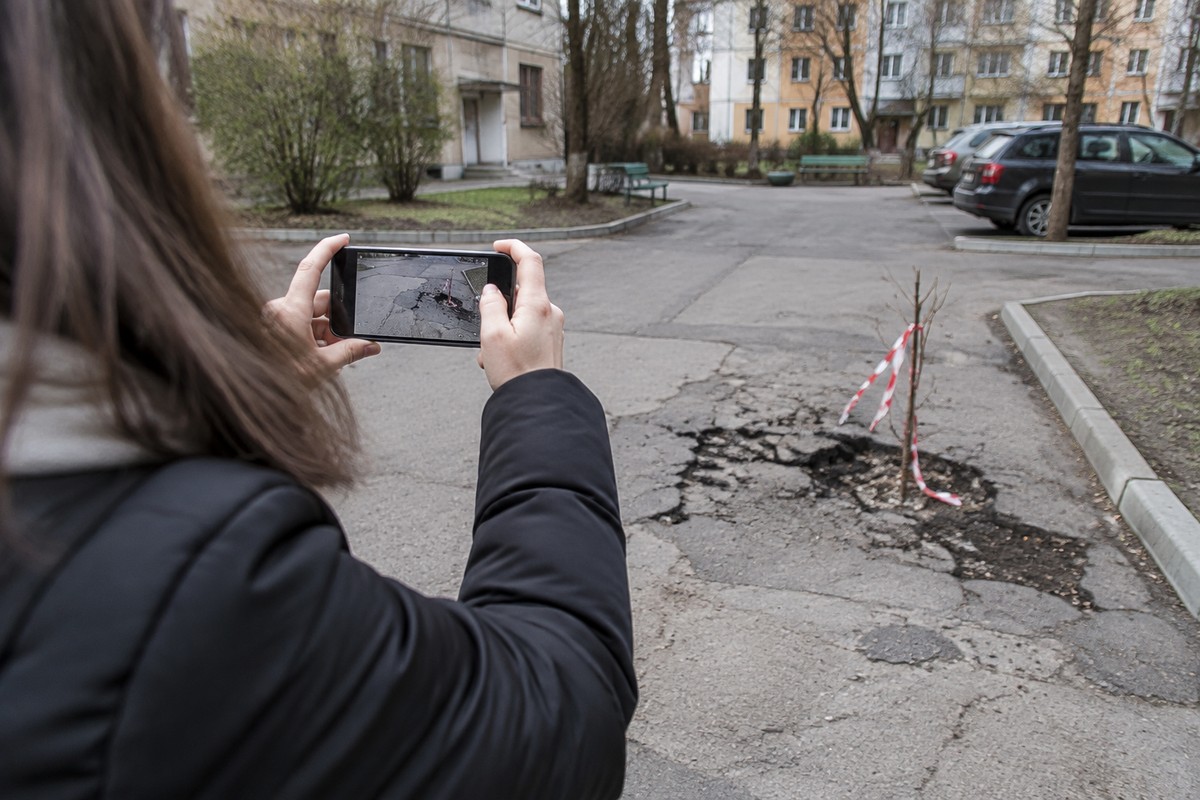 Мешканець безпечно фіксує міську проблему для звернення